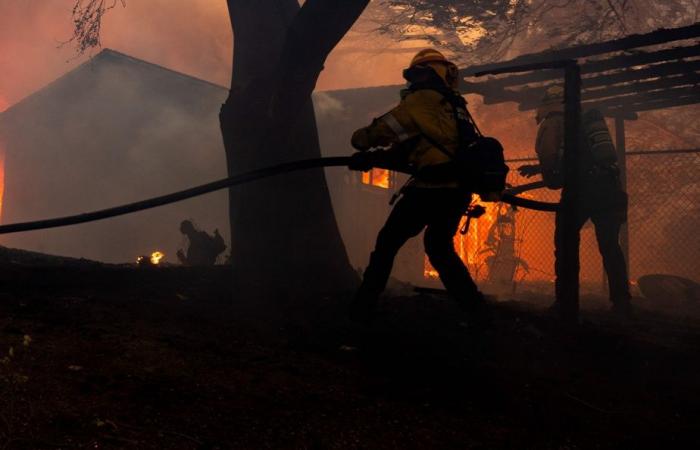 Los Angeles | A fire spreads quickly