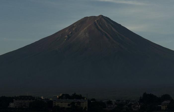 Japan | First snow on Mount Fuji, latest ever