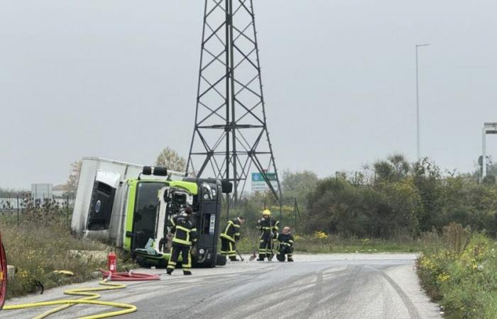 Drome. A heavy refrigerated truck overturns on a bend: traffic disrupted