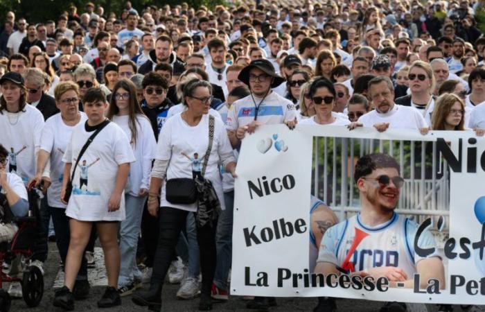 a thousand people march in tribute to the rugby player killed in front of a nightclub