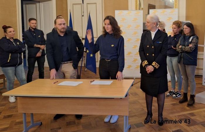 Twelve new postmen take oath at the Puy-en-Velay prefecture