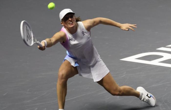 WTA Masters: Swiatek wins, but must wait