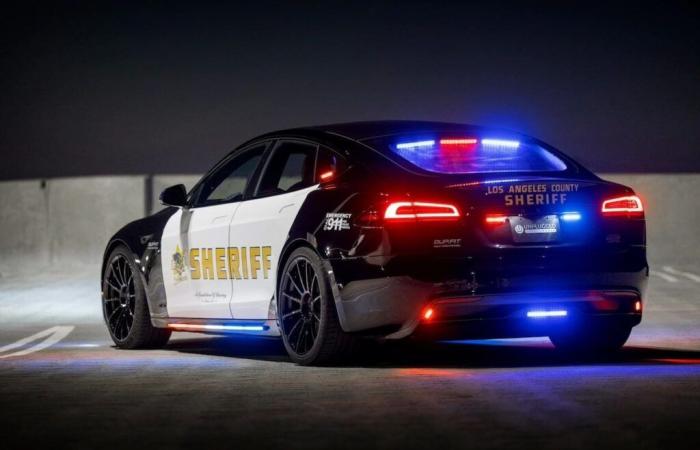 Sheriff scare me! Beware of crooks with this Tesla Model S Plaid Pursuit which takes more than 320 km/h