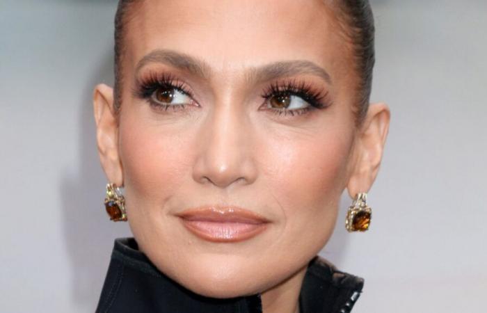 Jennifer Lopez displays a new XXL hairstyle ideal after 50