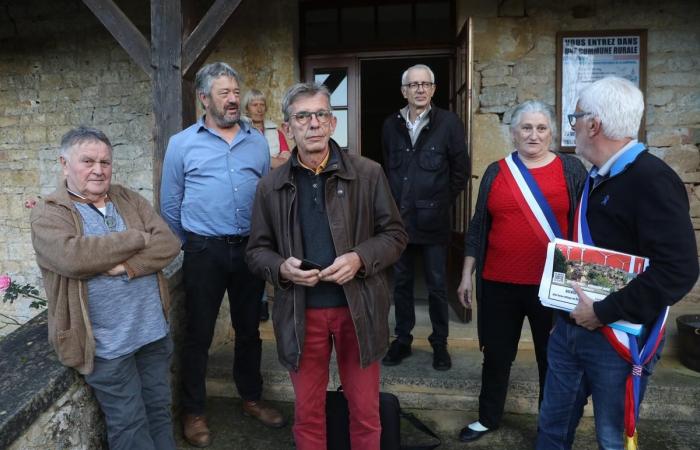 Dordogne villagers stop a public meeting around a wind project