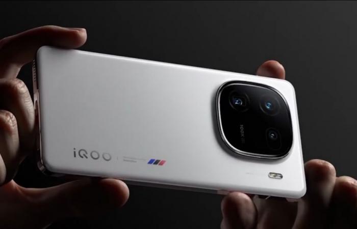 iQoo 12: the global version of the former flagship smartphone upgrades to Android 15