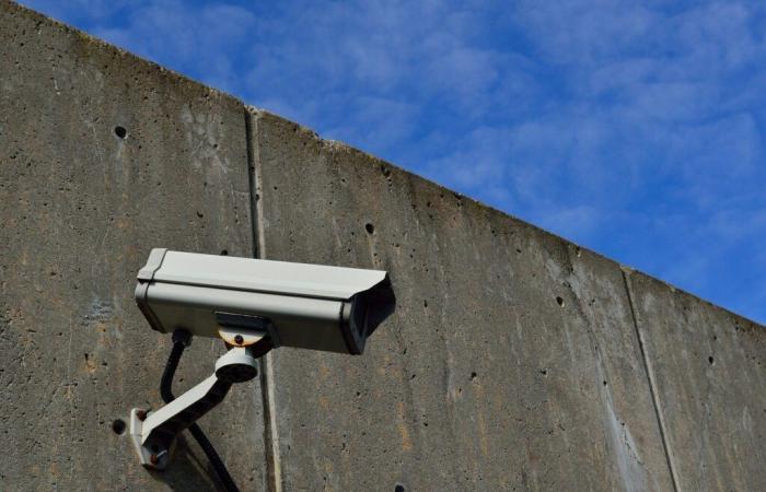 ???????? Vendée. They put a ladder against the prison wall to deliver drugs