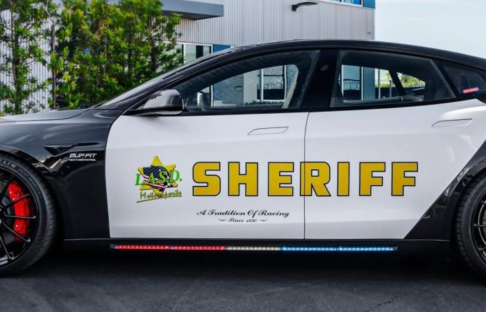 The Los Angeles Sheriff's new weapon reaches 320 km/h!