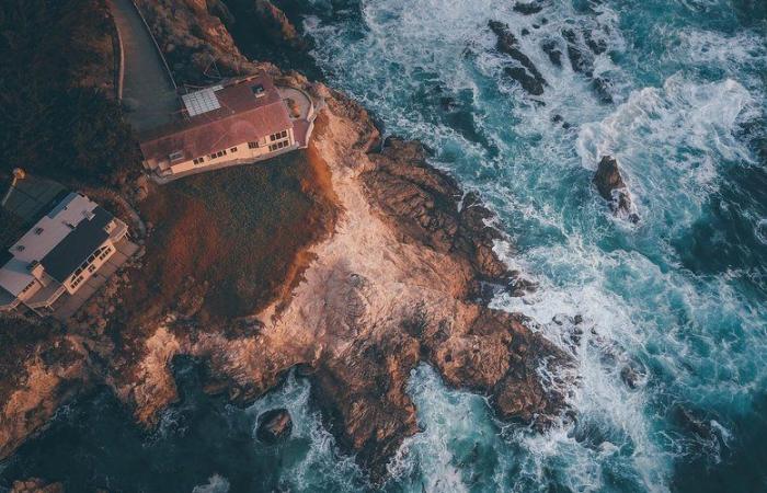 Cliffside cafe in China serves hot drink for over $50 with views of Taiwan