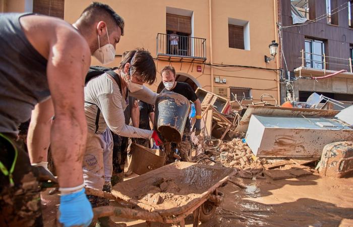 In Spain, mutual aid by bicycle after the floods