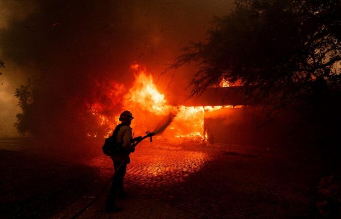 Thousands of people threatened by fire near Los Angeles