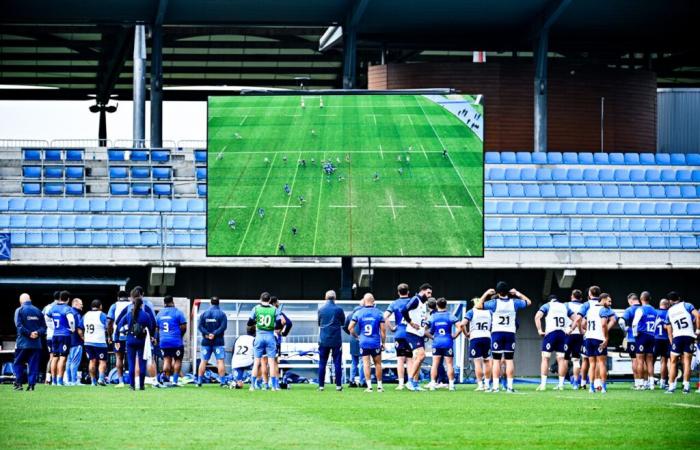 what is this giant screen planted at the edge of the Marcoussis field?