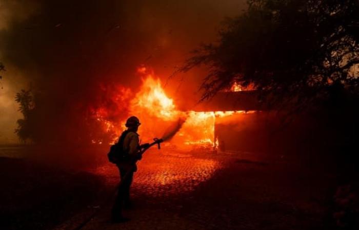 images of the violent fire affecting the suburbs of Los Angeles in California