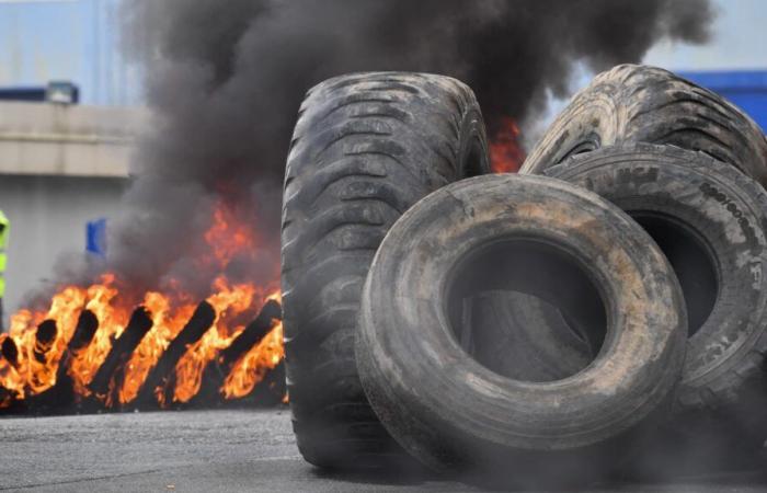 Michelin employees in Cholet on strike against the closure of their factory