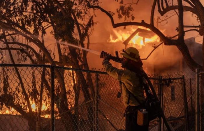 images of the violent fire affecting the suburbs of Los Angeles in California