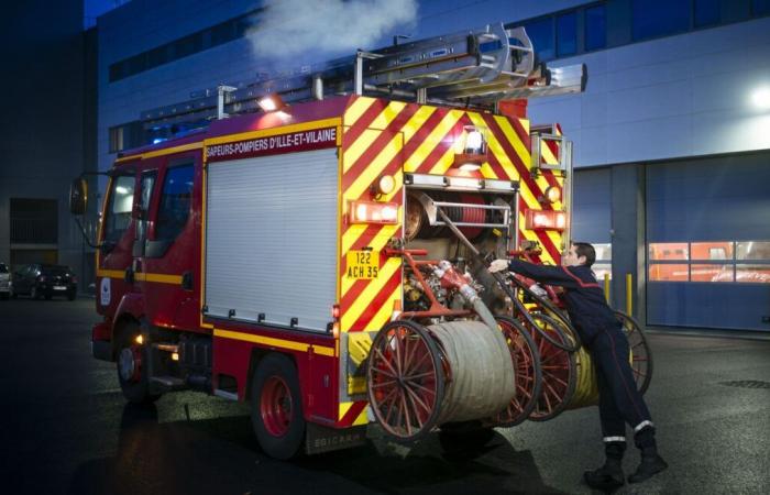 A 1,000 m2 agricultural shed devastated by flames during the night