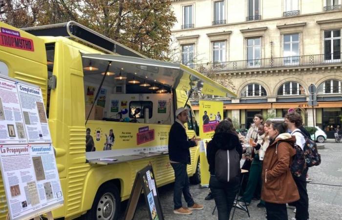 An anti-fake news truck tours Île-de-France to raise awareness among young people