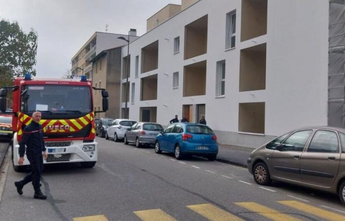 Firefighters intervene in Valencia after an explosion