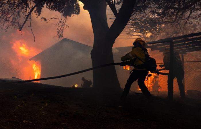 Thousands of people threatened by fire near Los Angeles