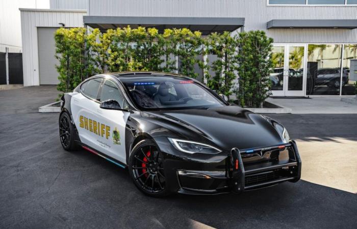 The Los Angeles Sheriff's new weapon reaches 320 km/h!