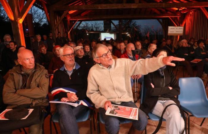 Dordogne villagers stop a public meeting around a wind project