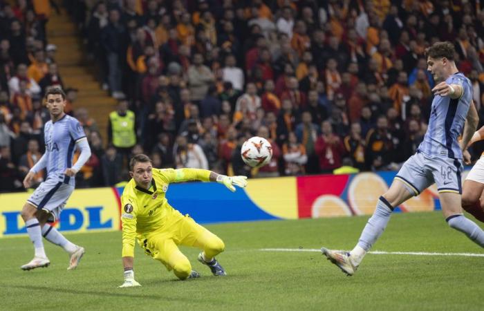 Muslera and Torreira's Galatasaray won; Martínez's Midtjylland fell