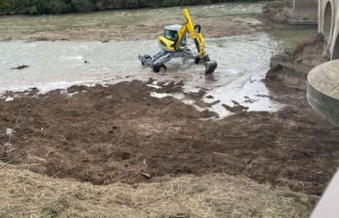 Maintenance work on the bed and banks of the Aude in Coursan