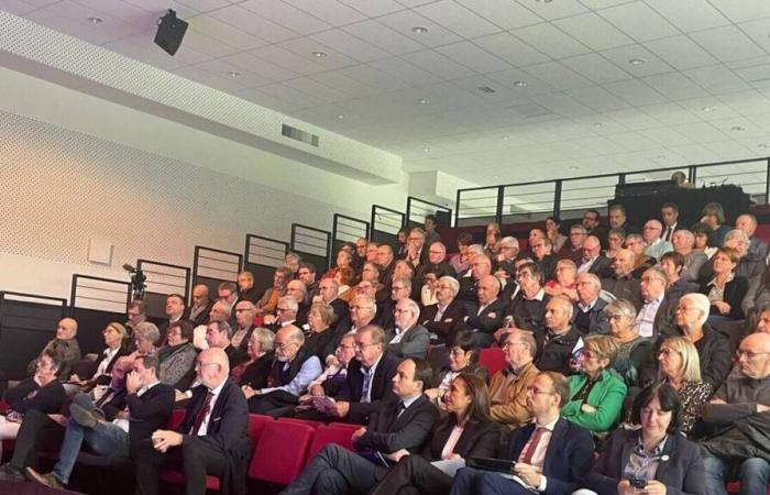 The elected representatives of the Region facing a hundred mayors of Mayenne