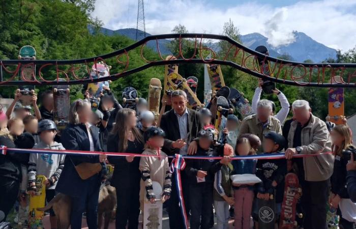 The entrance to a skatepark alludes to the Auschwitz camp: the association recognizes “blunders”