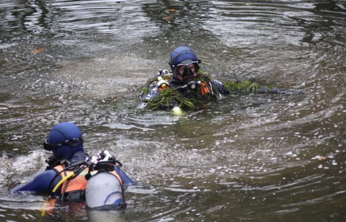 why are two gendarmerie divers present in Blavet?