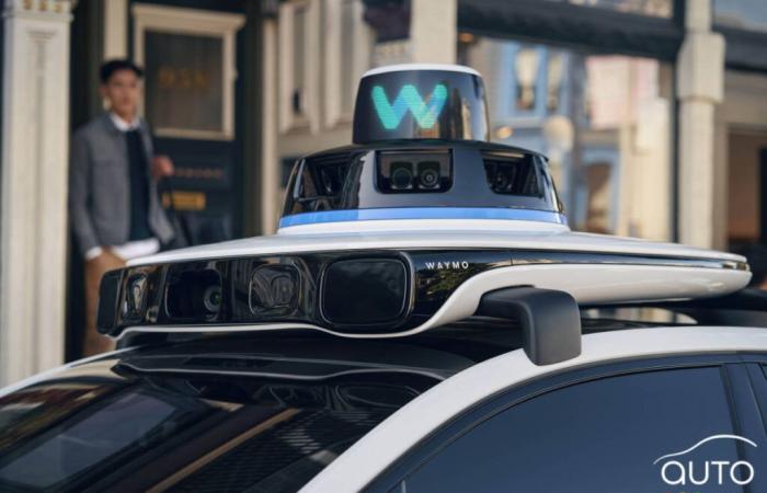 Congestion of four self-driving Waymo vehicles | Automotive news