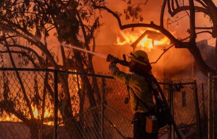 Los Angeles in the grip of a powerful fire, thousands of people evacuated