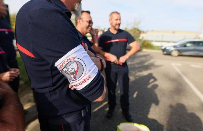 firefighters suspend their strike launched on September 23