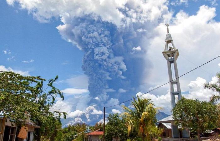 an ash cloud of almost 8 kilometers in a new volcanic eruption