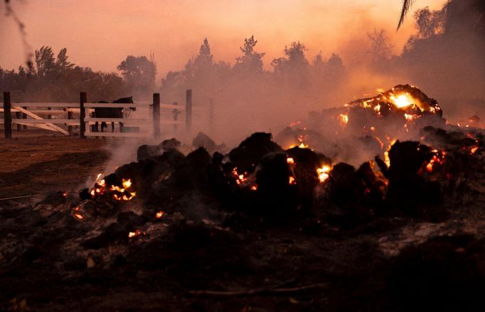 Thousands of people threatened by fire near Los Angeles