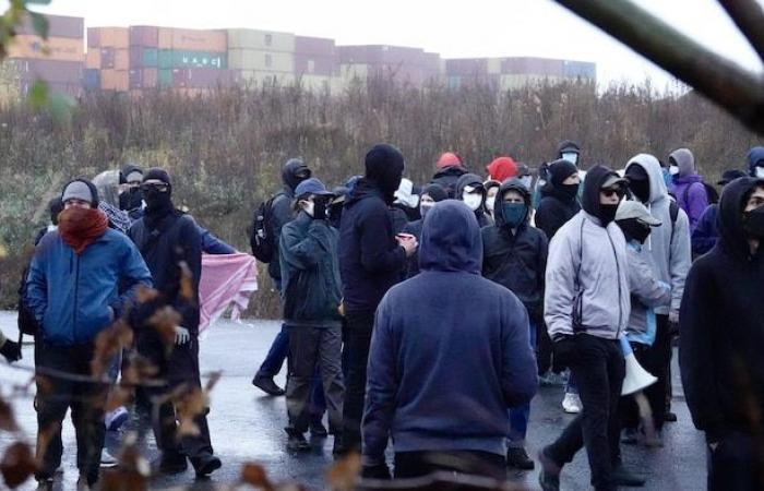 Protesters blocked access to Ray-Mont Logistiques in eastern Montreal