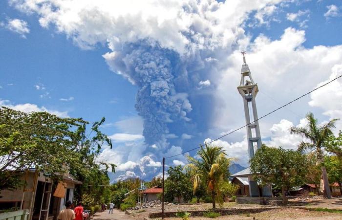 ash cloud of almost 8 kilometers in a new eruption of the Laki-Laki volcano