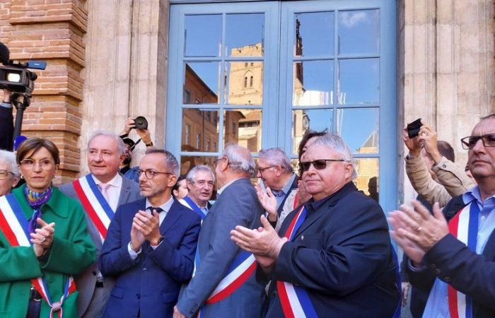 Toulouse: more than a hundred mayors of Haute-Garonne demonstrate at the prefecture against budget cuts