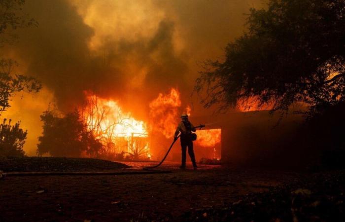 ‘We’re just trying to get to safety’: thousands threatened by fire near Los Angeles