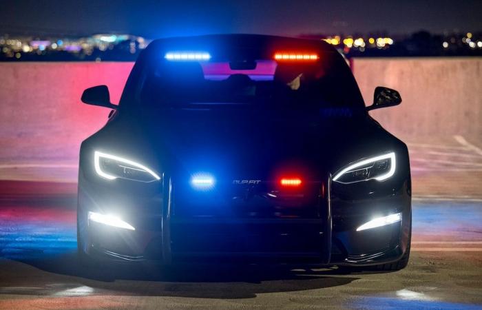 The Los Angeles Sheriff's new weapon reaches 320 km/h!