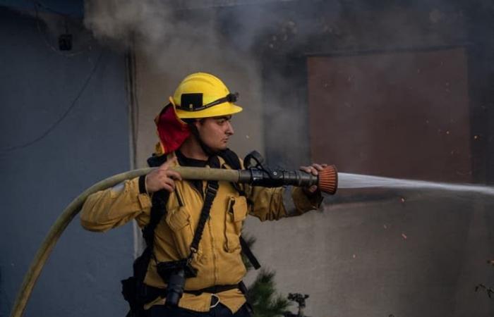 images of the violent fire affecting the suburbs of Los Angeles in California