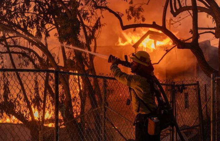 United States: fire spreads near Los Angeles, residents evacuated