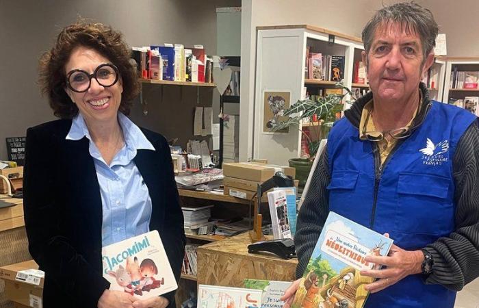 Offering a children's book to underprivileged children is possible at the La Promenade au Phare bookstore in Agde.