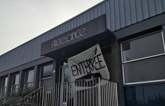 in Vendée, employees of Rautureau Apple shoes show their anger