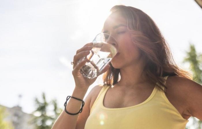 This woman drank 2.5 liters of water per day for 1 week and here are the amazing effects she noticed