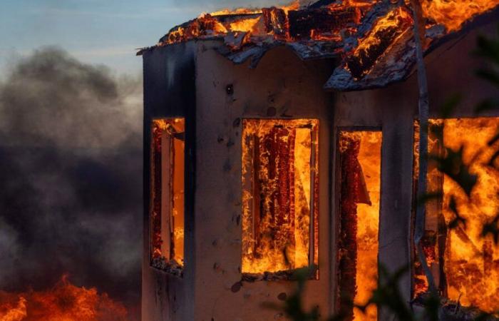 Near Los Angeles: Firefighters struggle to put out huge, destructive blaze