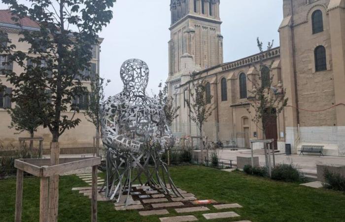 Artist Jaume Plensa installs a monumental statue in the heart of Valencia