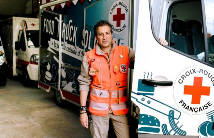 In Essonne, a Red Cross solidarity food truck feeds people in need