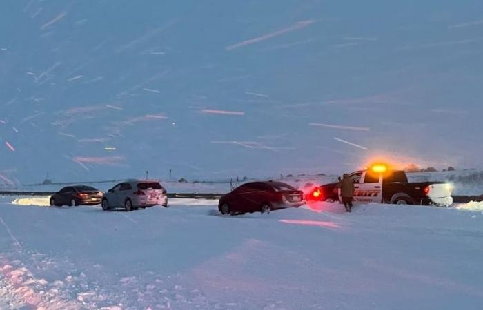 Massive snowstorm strands around 100 cars in the west of the country