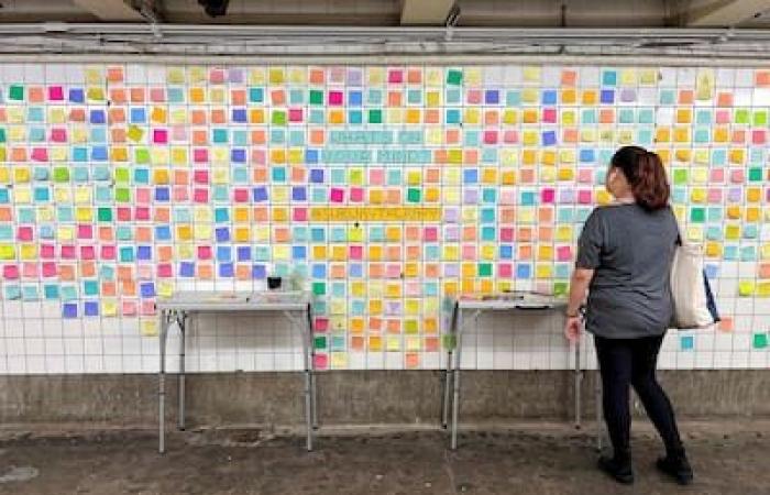 [PHOTOS] Election of Donald Trump: “Post-it therapy” returns to the New York subway